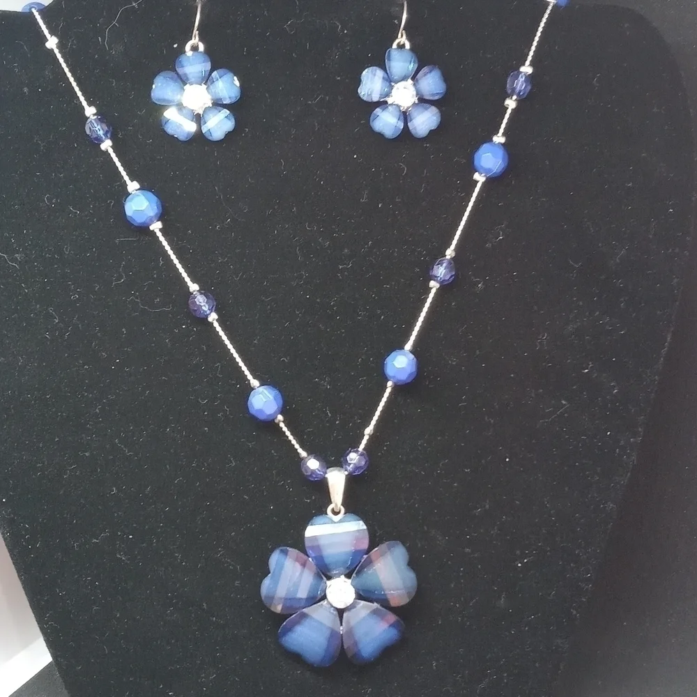 Matching set 20 in necklace and pierced earrings